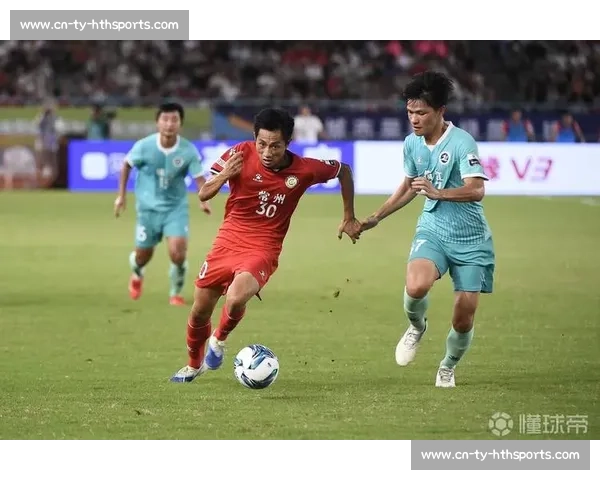 苏超球员海底捞兼职获赞：赛场与职场的励志双面人生