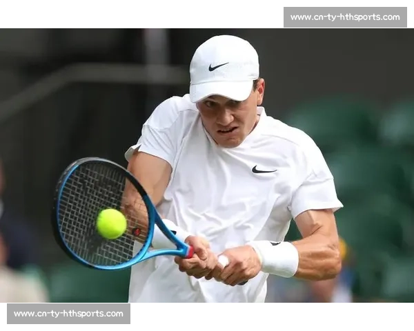 曼联 7 号传奇跨界赋能！德雷珀携红魔战袍剑指温网